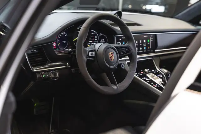 Porsche Panamera view 13