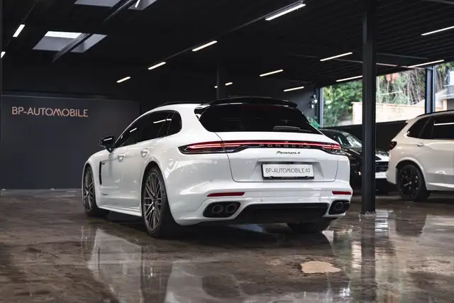 Porsche Panamera view 9
