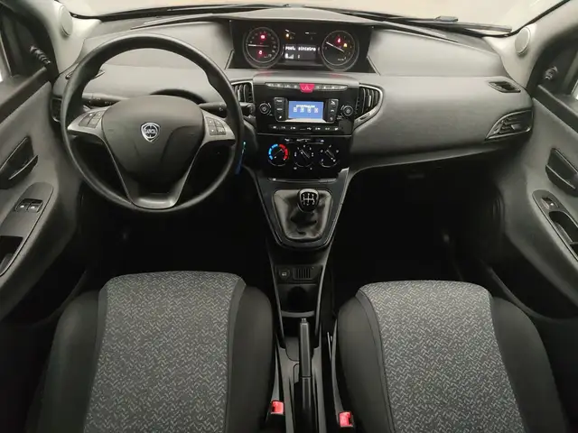 Lancia Ypsilon view 9
