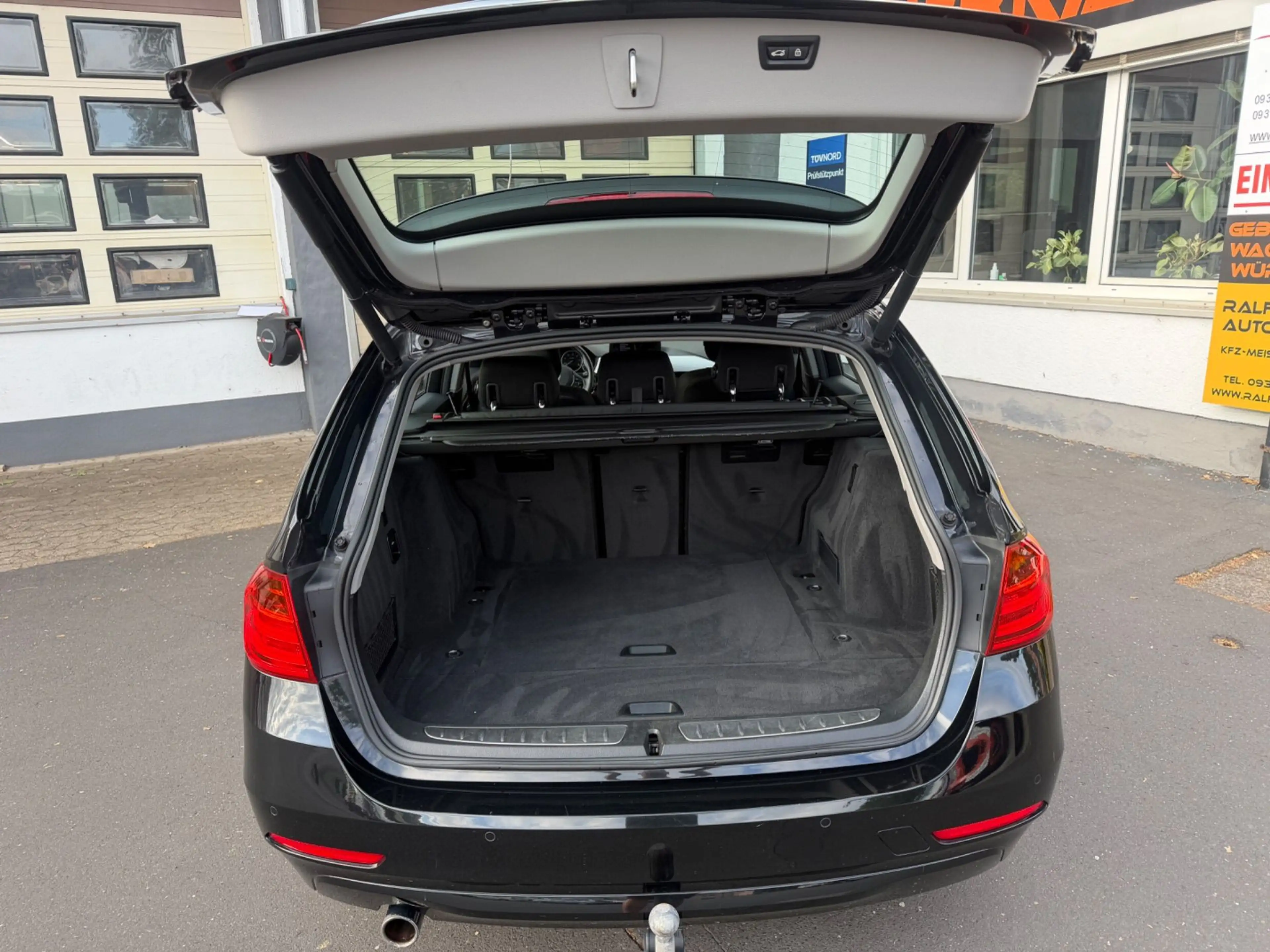 BMW 320 d Touring Comfort Navi Kamera AHK Panorama PDC — photo 11