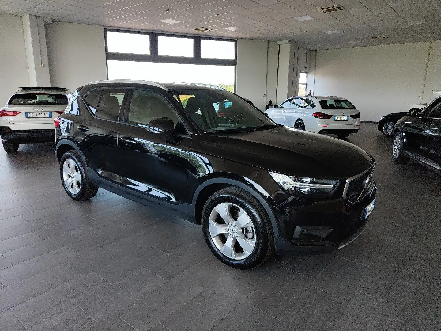 Volvo XC40 B4 197cv Momentum MHEV AWD Auto Navi Fari LED 18” Noir - 2