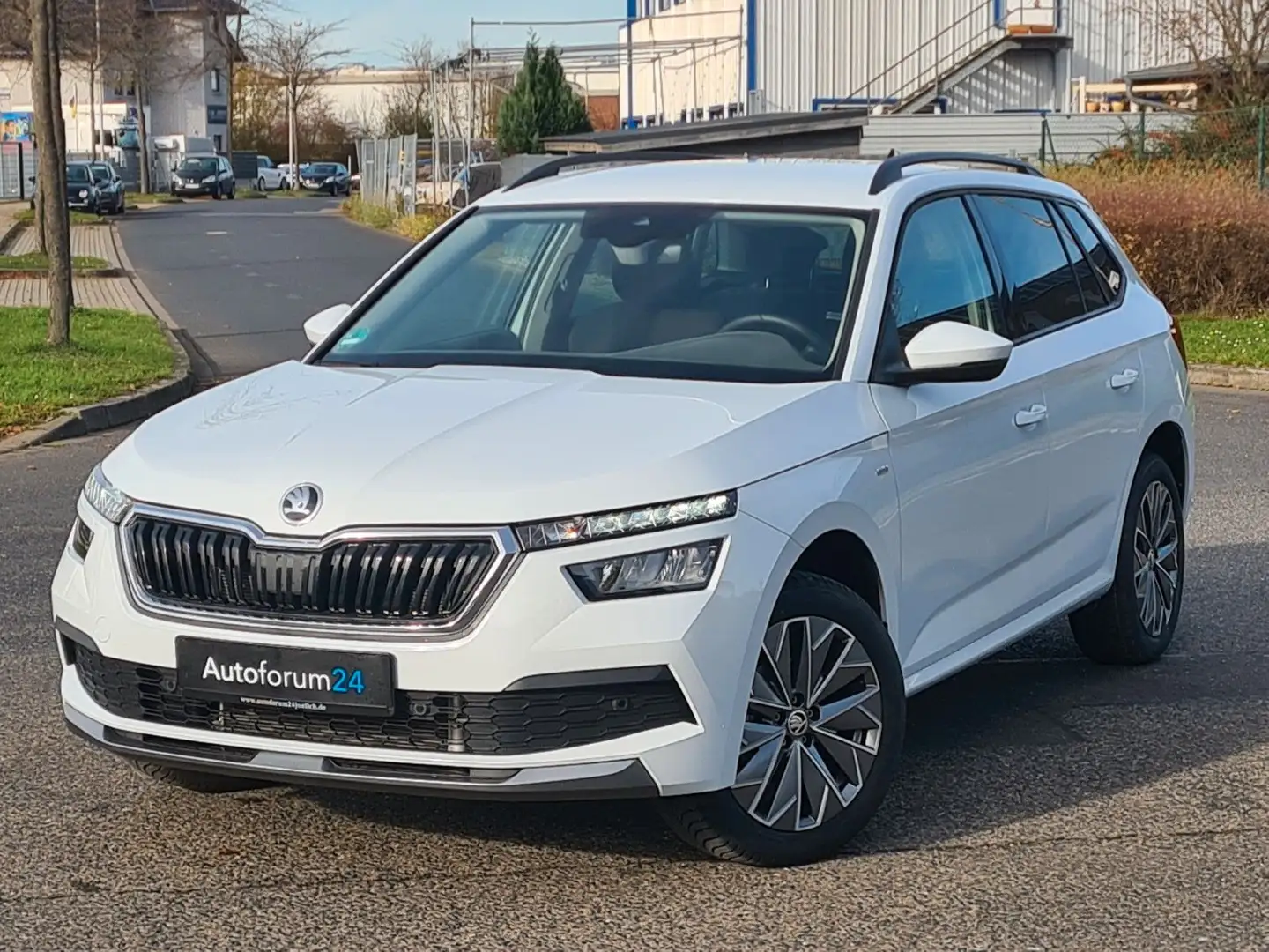 Skoda Kamiq Tour*Navi*PDC*SHZ*CarPlay*VC* Weiß - 1