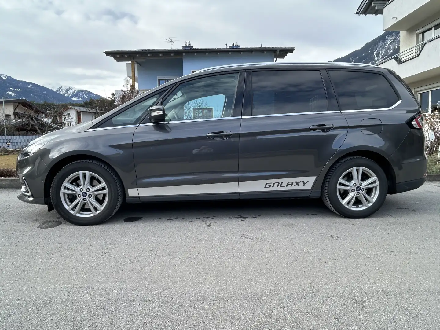 Ford Galaxy 2,5 Duratec Hybrid Vignale Aut. - 1