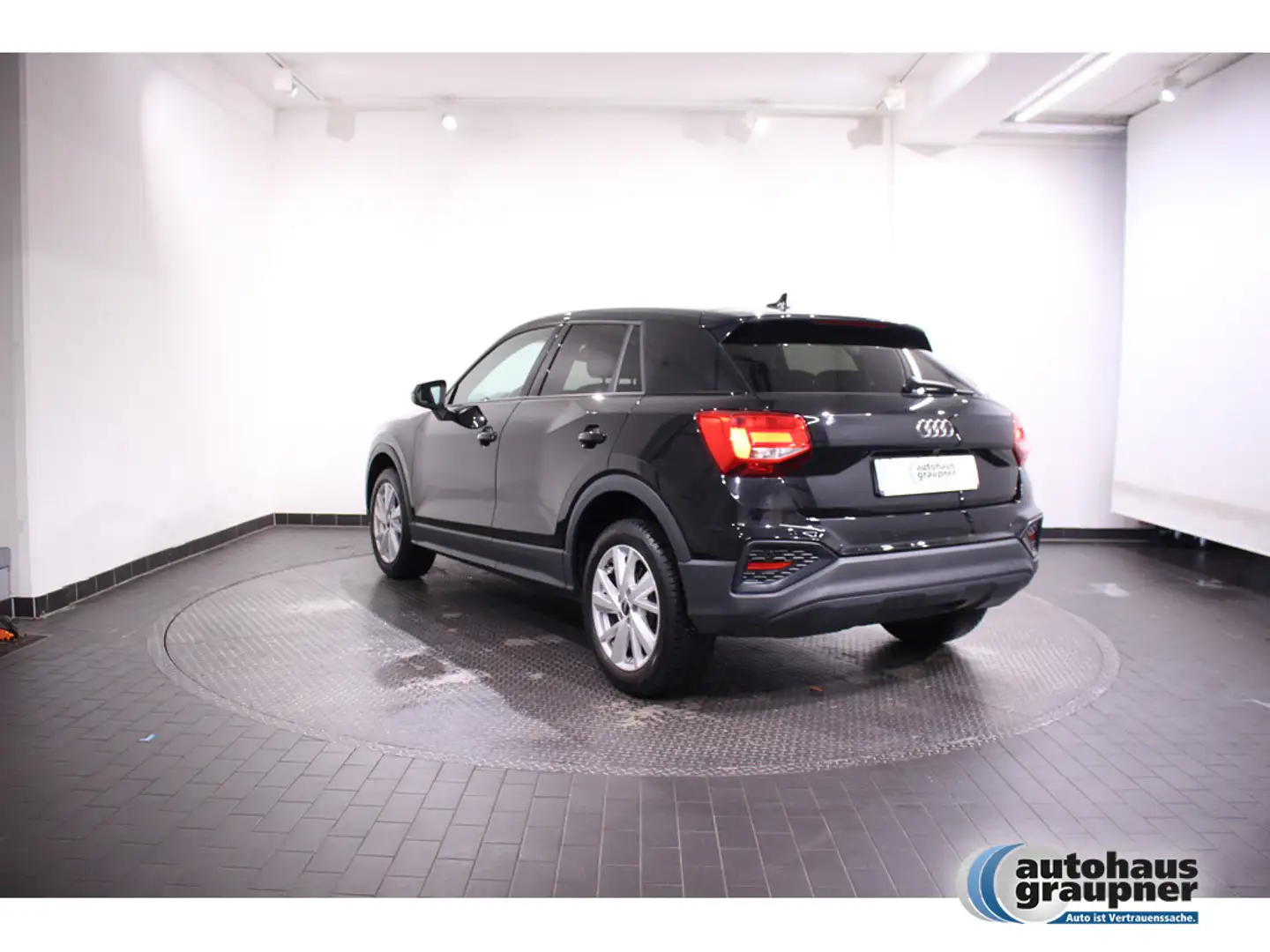 Audi Q2 35 1.5 TFSI KLIMA PDC SHZ KAMERA NAVI LED Black - 2
