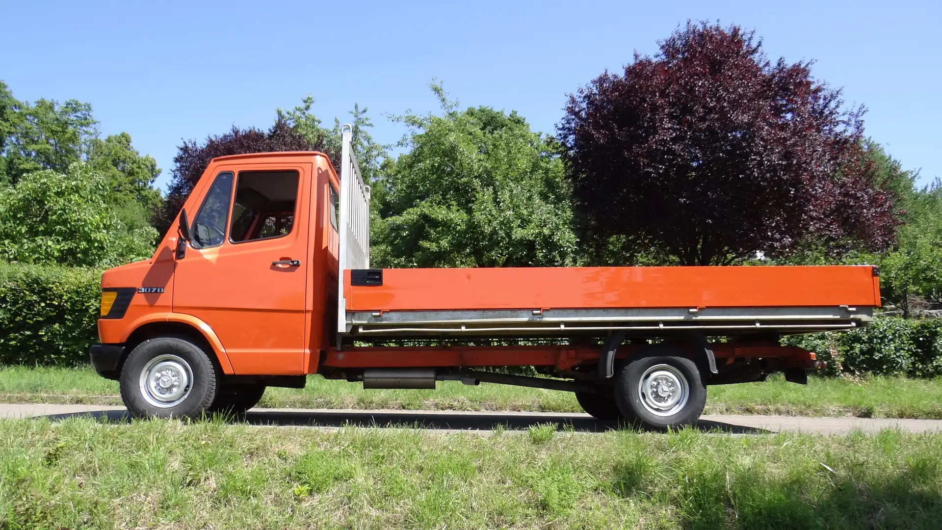 Mercedes-Benz 307 D Orange - 1