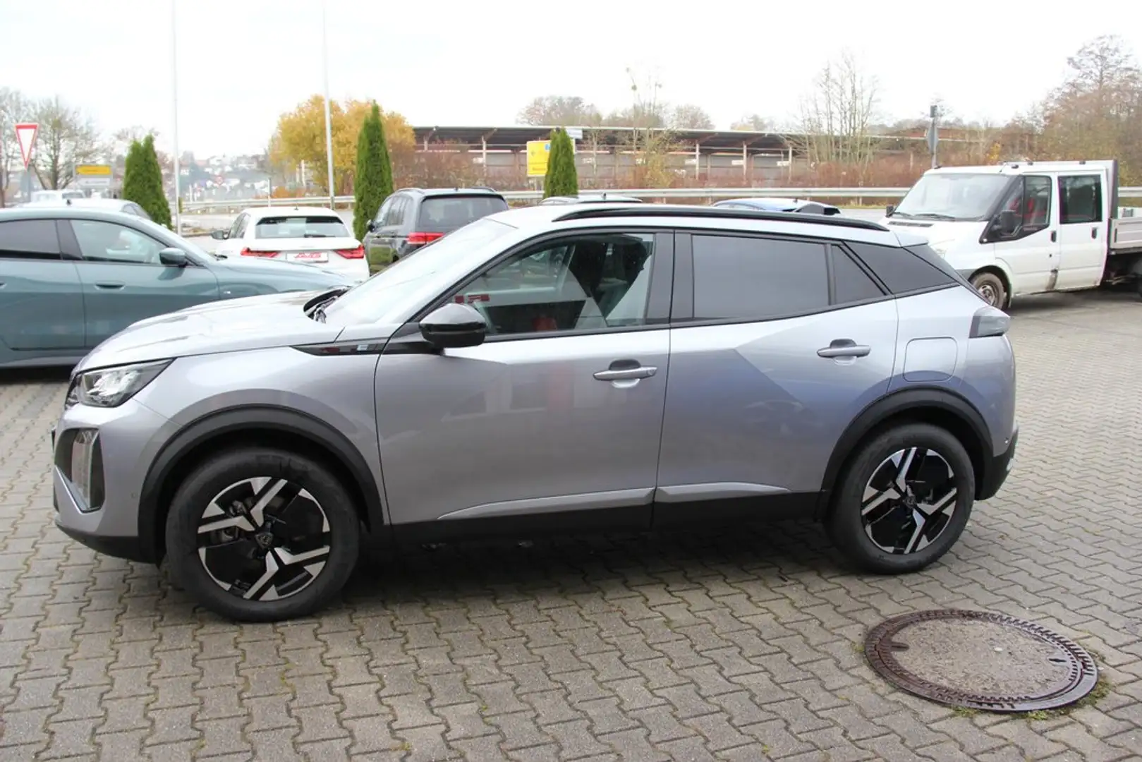 Peugeot 2008 Elektro 136PS Allure LED SmartLink Temp 17Z Weiß - 2