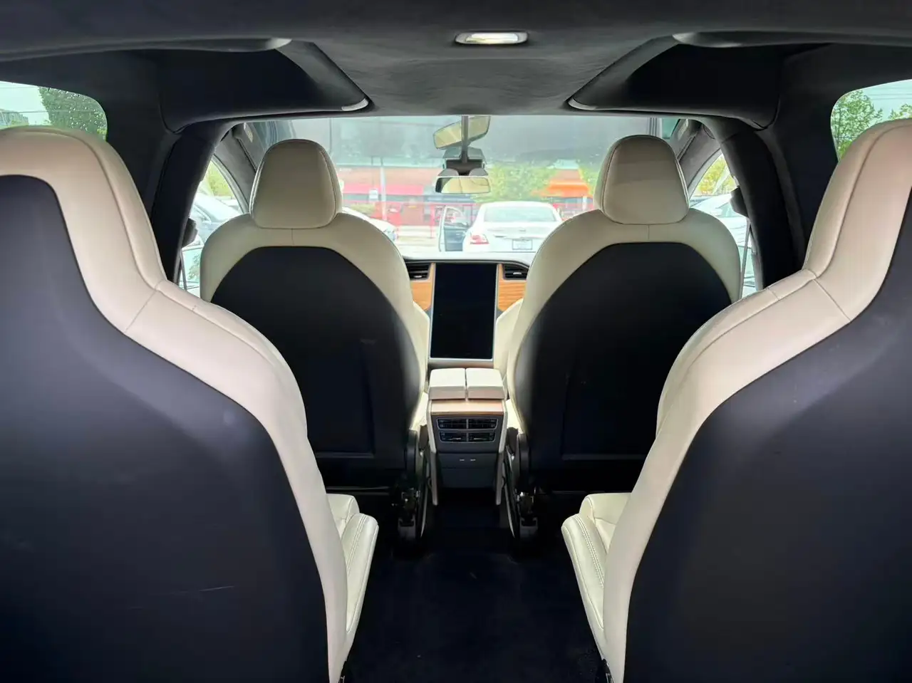 Tesla Model X снимка Tesla Model X