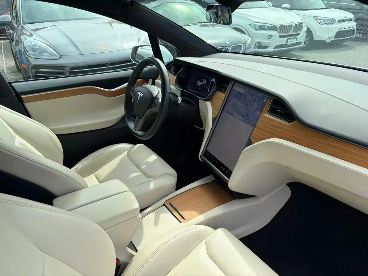 Tesla Model X снимка Tesla Model X