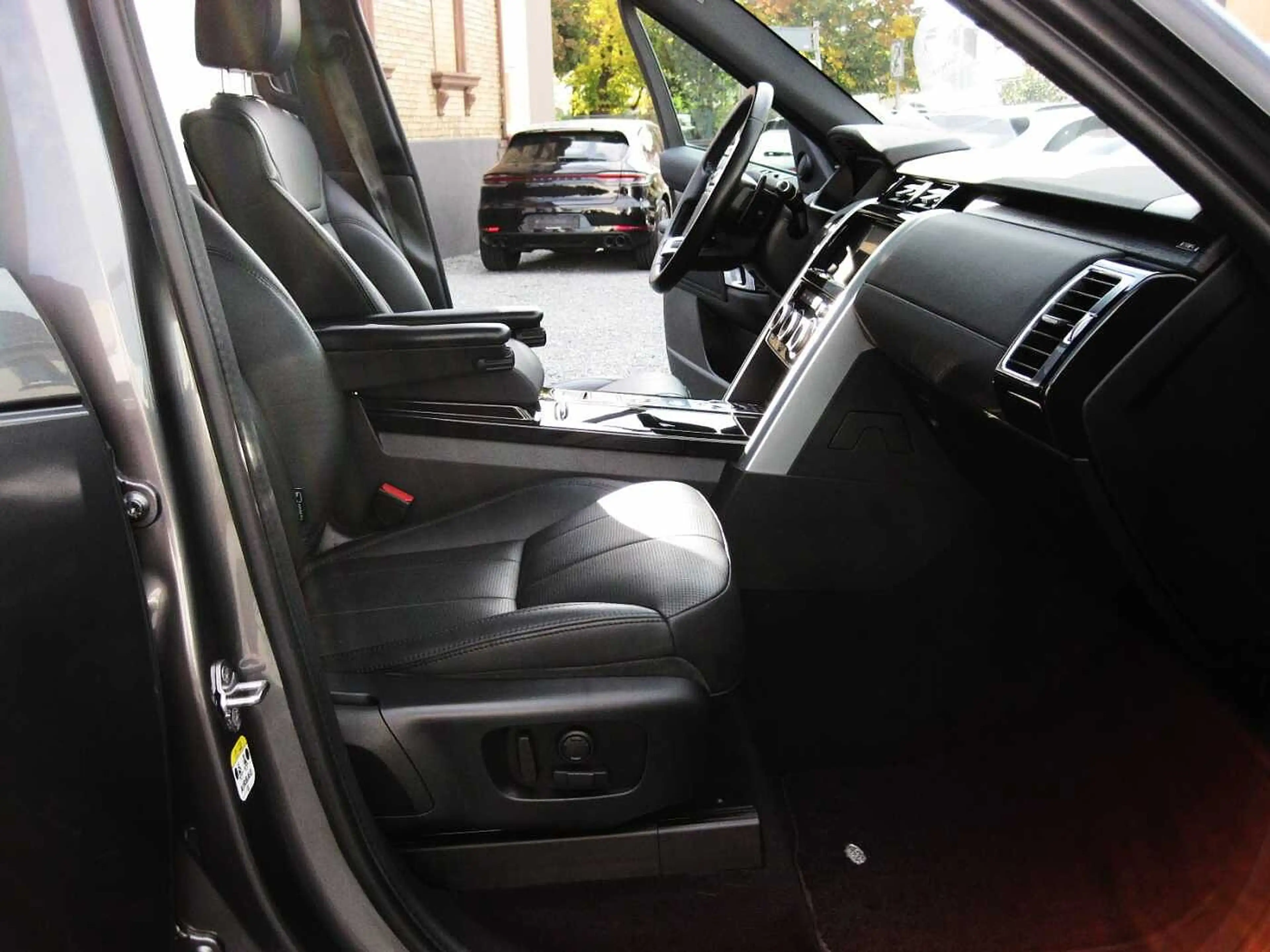 Land Rover Discovery Diesel 3.0 Sd6 HSE 7SitzeTop Ausst. — photo 7