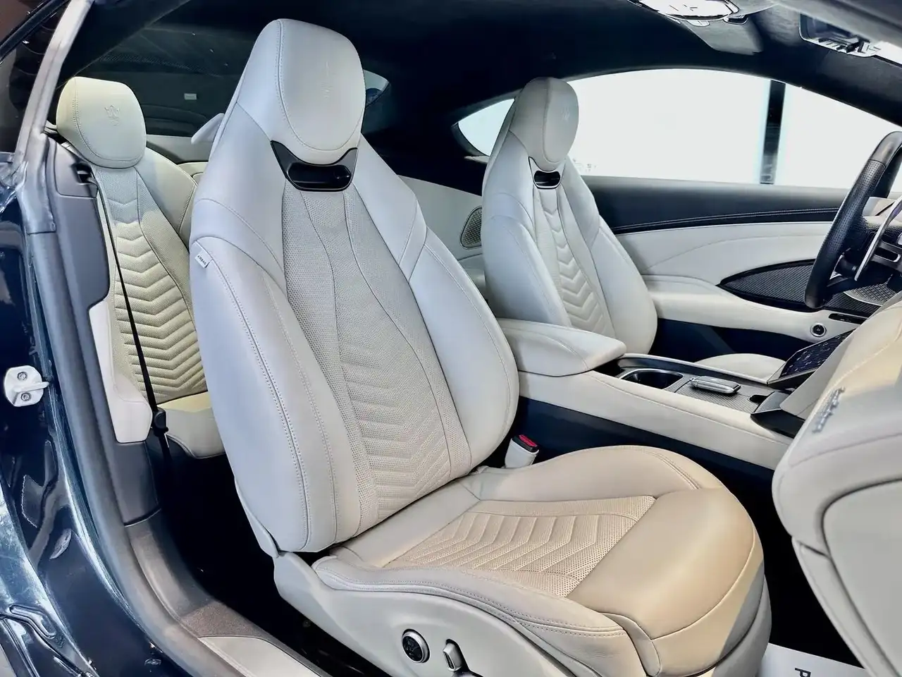 Maserati GranTurismo 2023 — фото 12