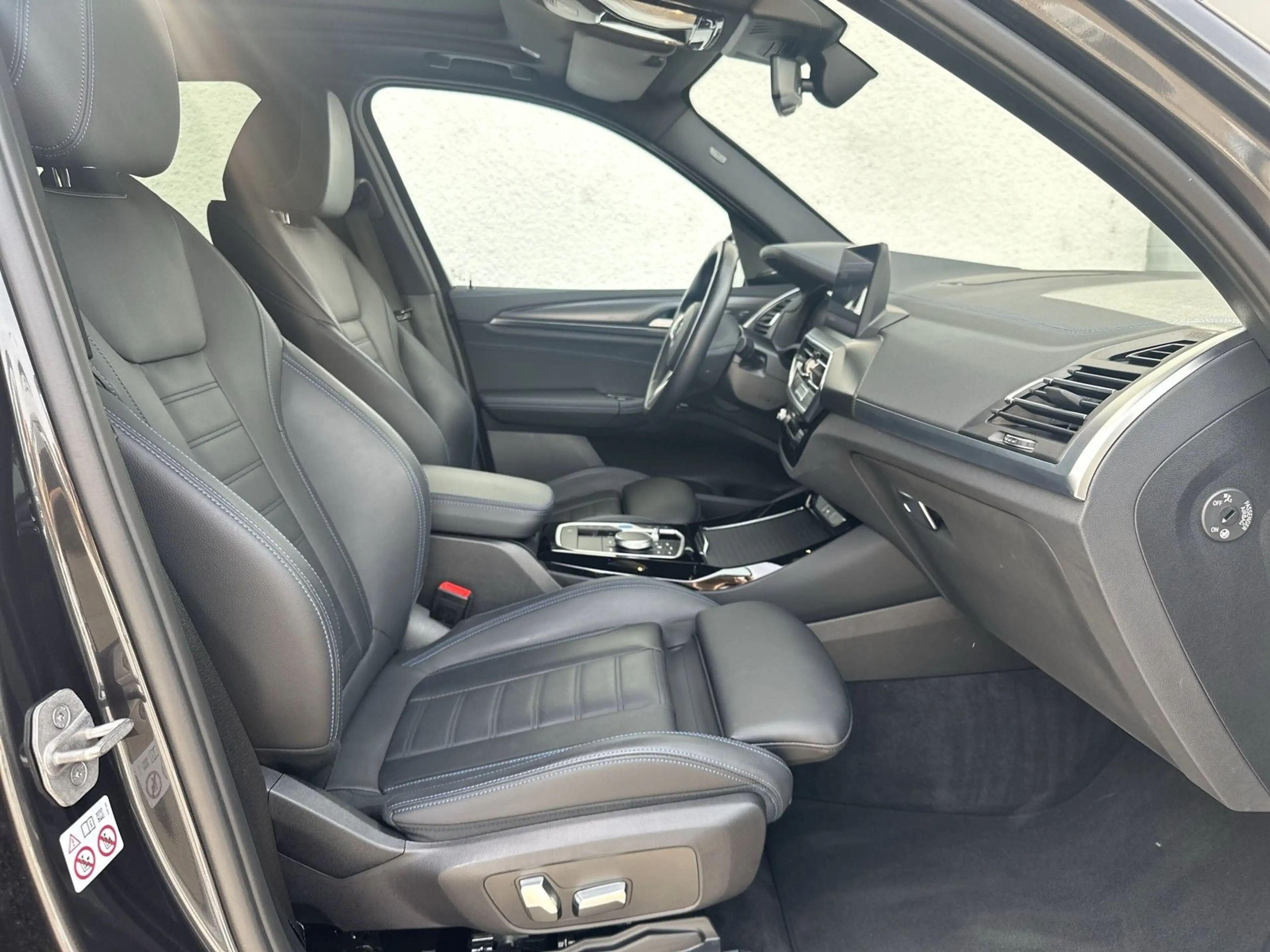 BMW iX3 M Sport — photo 4