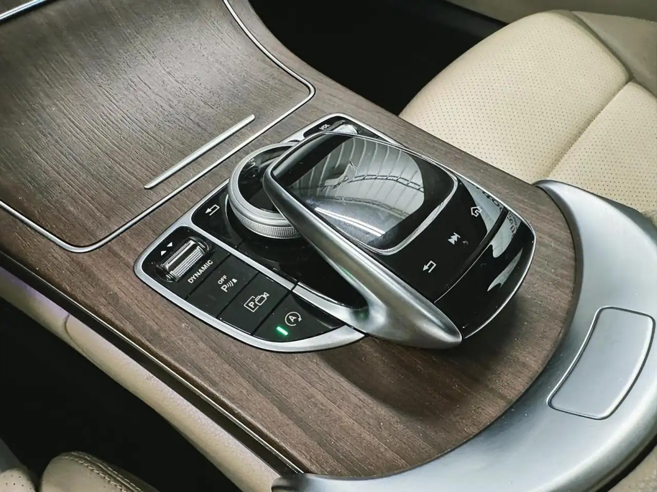 Mercedes-Benz C-Class снимка Mercedes-Benz C-Class