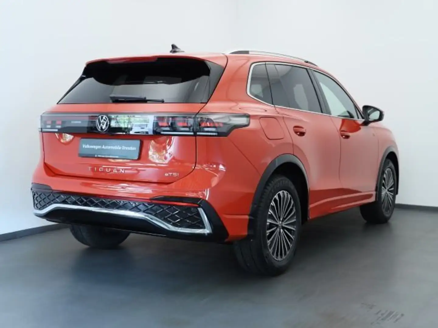 Volkswagen Tiguan R-Line 1,5 eTSI DSG AHK DCC Pro NAVI PANO Rot - 2