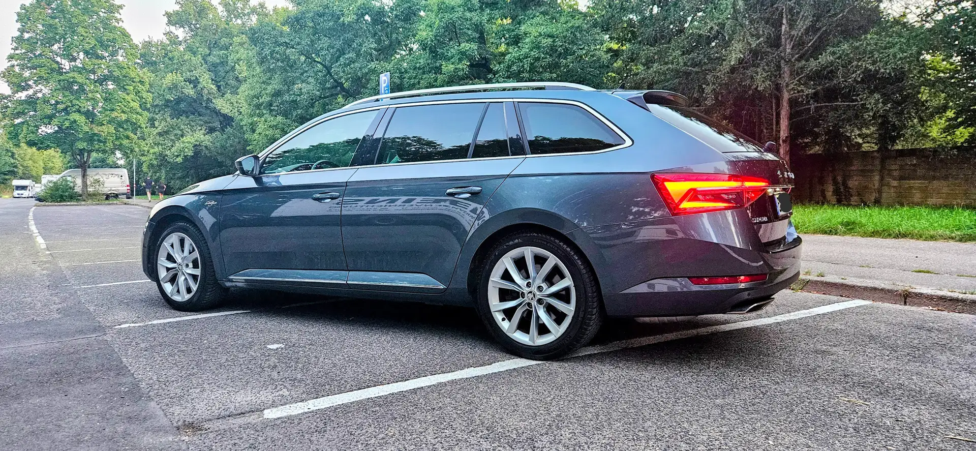 Skoda Superb Superb Combi 2.0 TSI 4x4 DSG L Grau - 2