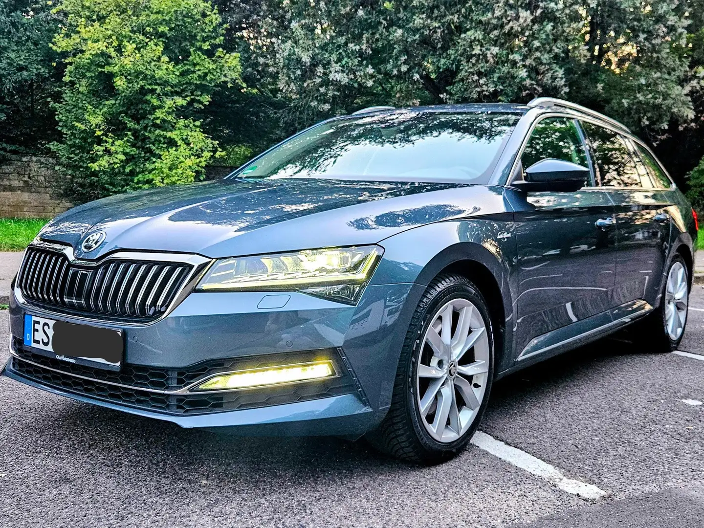 Skoda Superb Superb Combi 2.0 TSI 4x4 DSG L Grau - 1