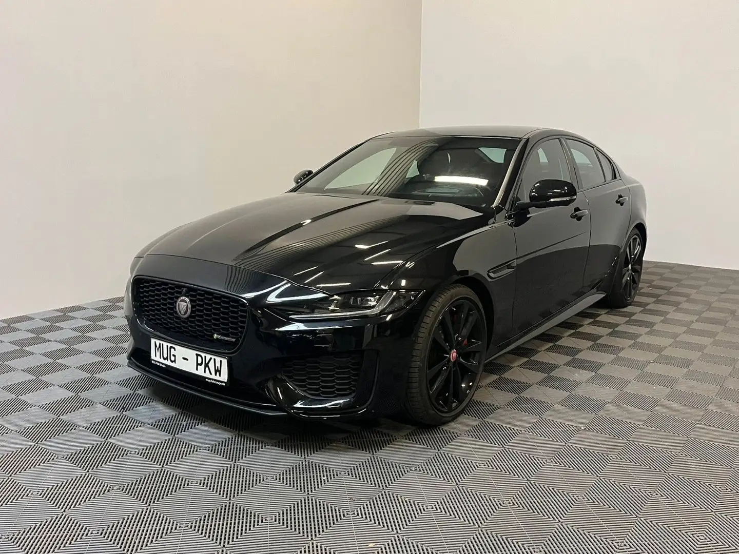 Jaguar XE P250 R-Dynamic Black *ACC-HuD-LED-360°* Noir - 1