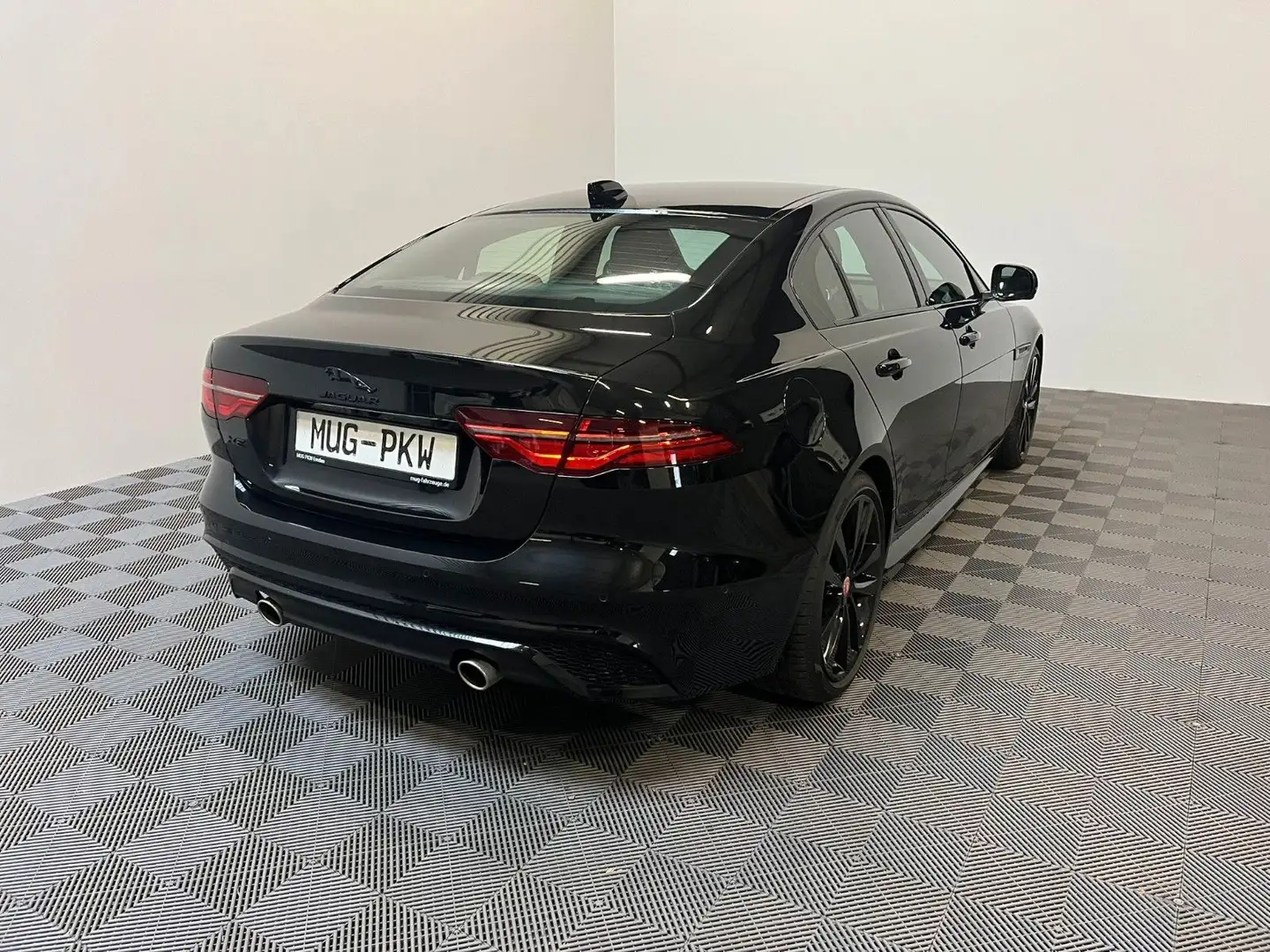 Jaguar XE P250 R-Dynamic Black *ACC-HuD-LED-360°* Noir - 2