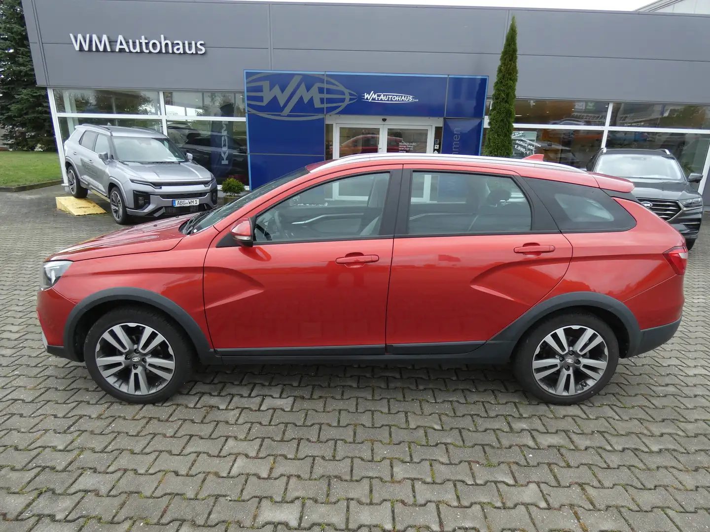 Lada Vesta SW Cross Standard 1,6 Klima, 17" Alu, WR, PDC, TOP Rot - 2