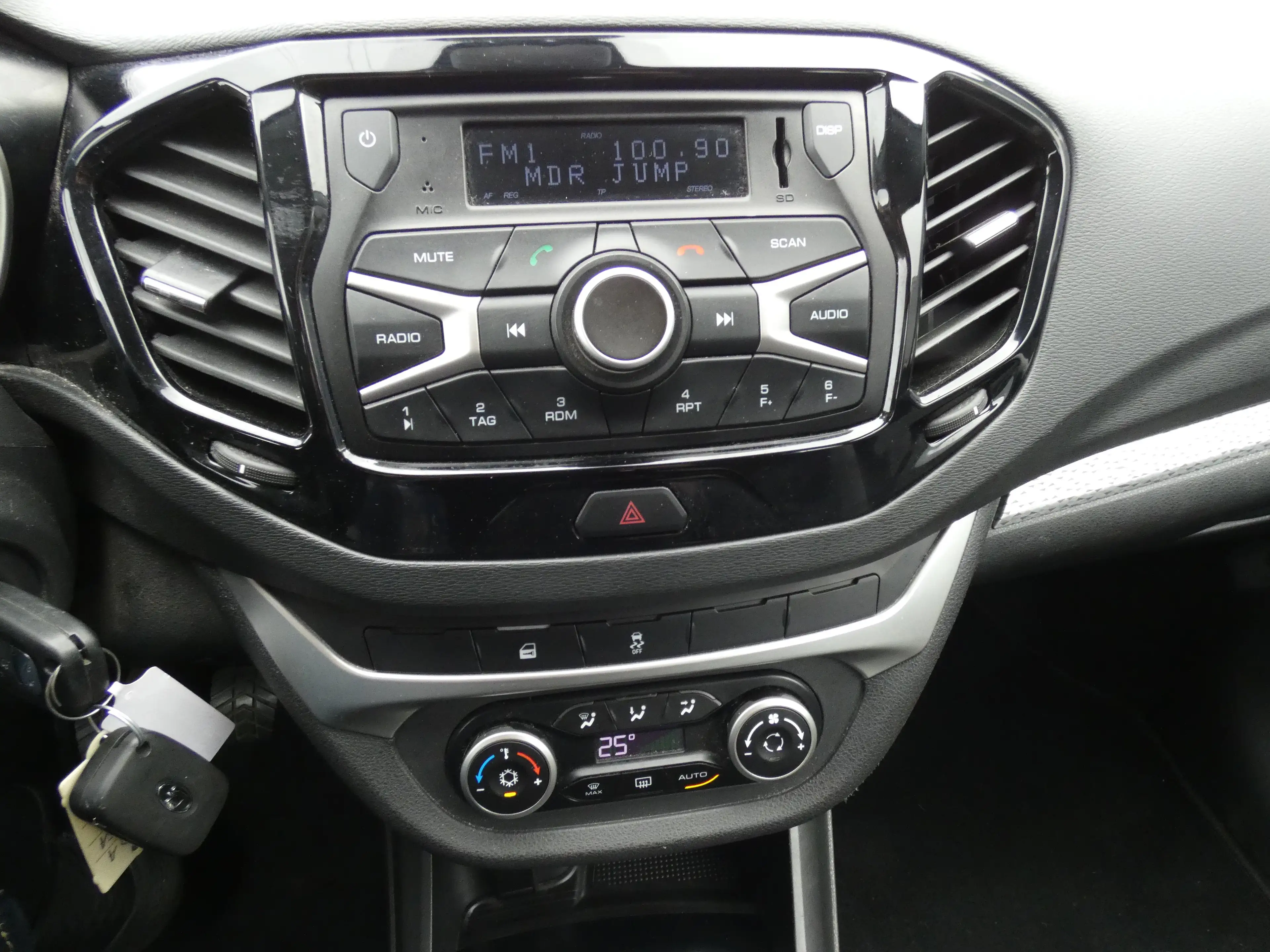 Lada Vesta SW Cross Standard 1,6 Klima, 17" Alu, WR, PDC, TOP — photo 11