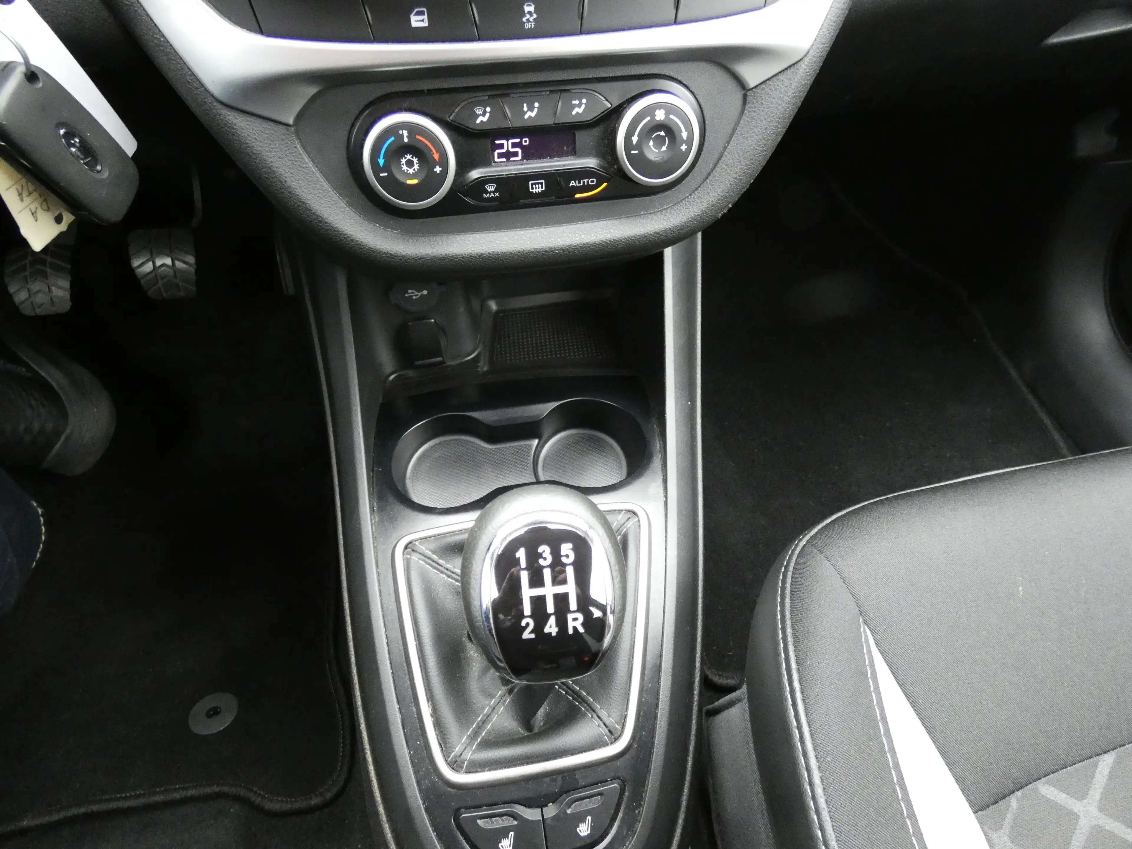 Lada Vesta SW Cross Standard 1,6 Klima, 17" Alu, WR, PDC, TOP — photo 12