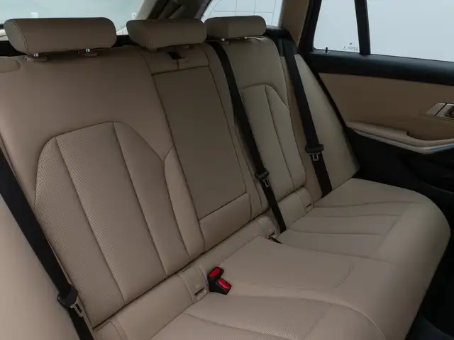 BMW 3 Series view 29