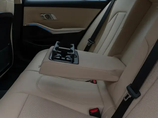 BMW 3 Series view 28