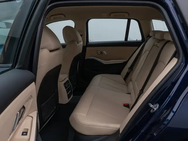 BMW 3 Series view 26