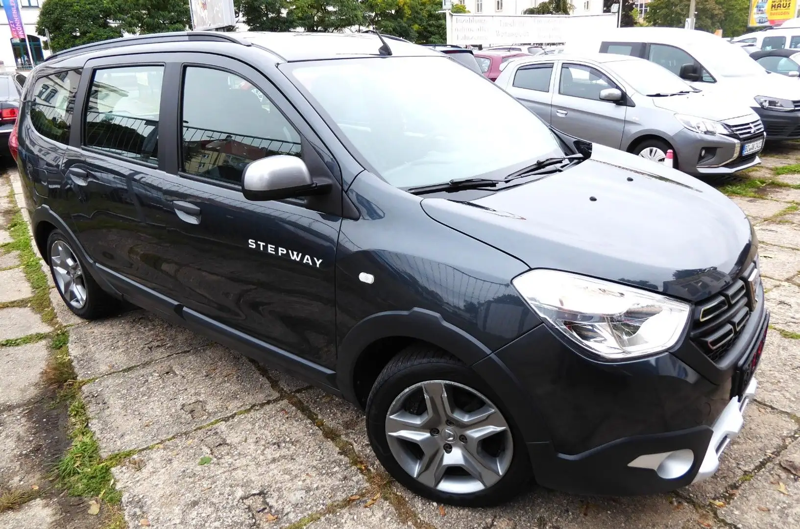 Dacia Lodgy Stepway 7-Sitz,Navi,Kam.,AHZV,Klima,PDC,E6 Grau - 1