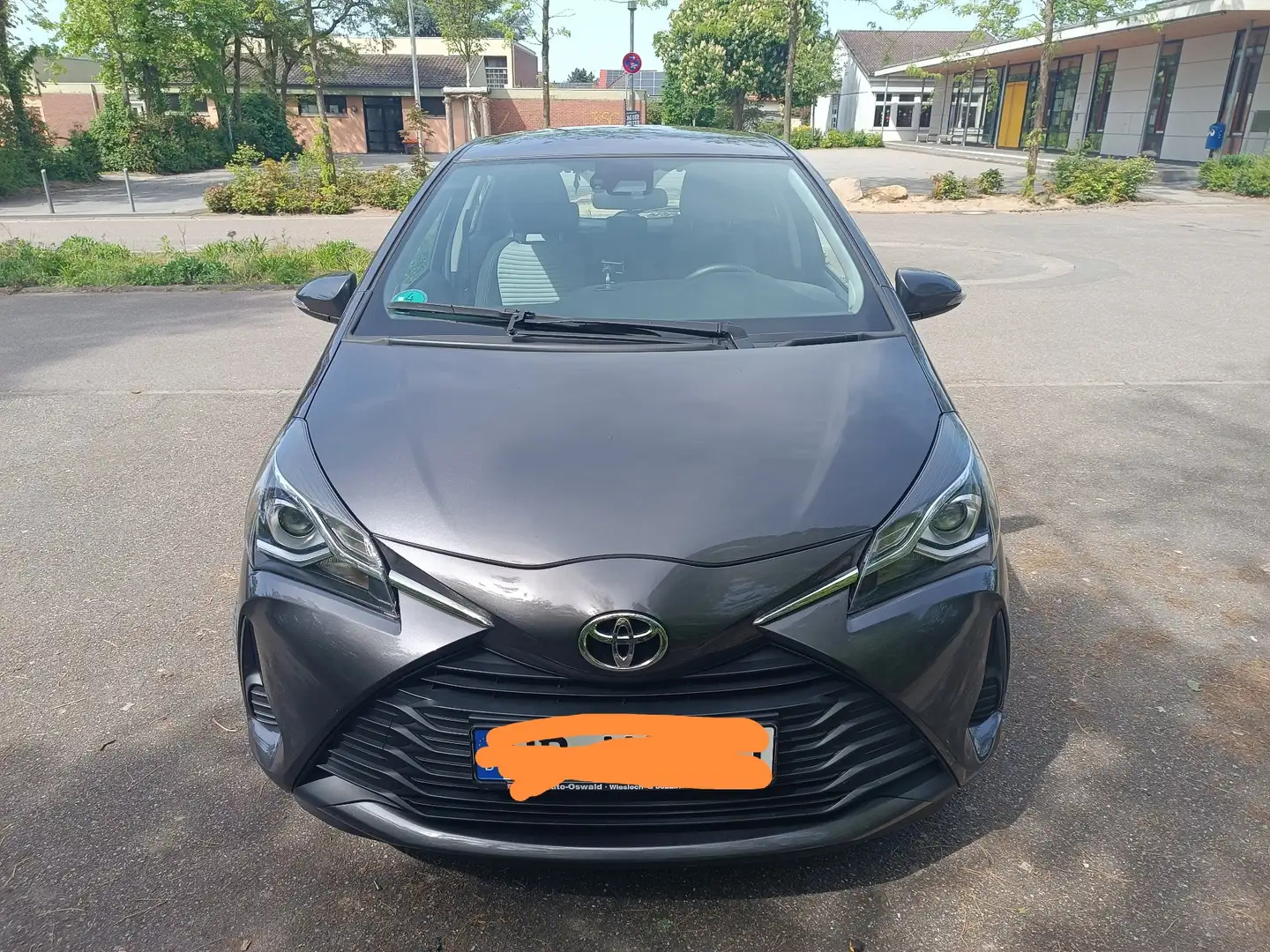 Toyota Yaris 1.0 VVT-i Grau - 1