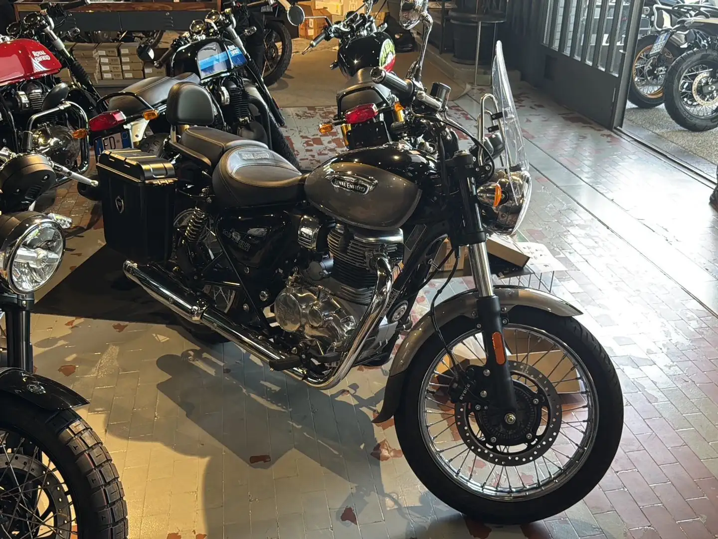 Royal Enfield Meteor 350 AURORA BLACK Argento - 1