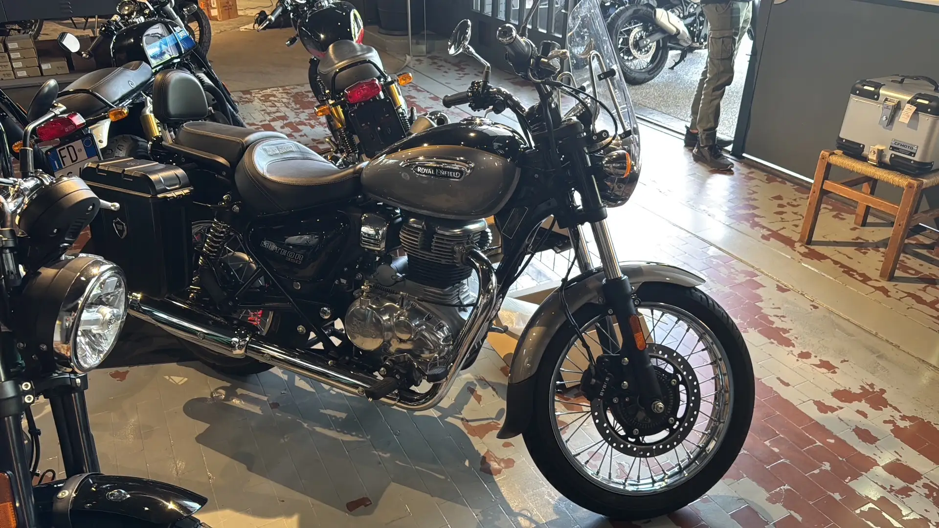 Royal Enfield Meteor 350 AURORA BLACK Argento - 2