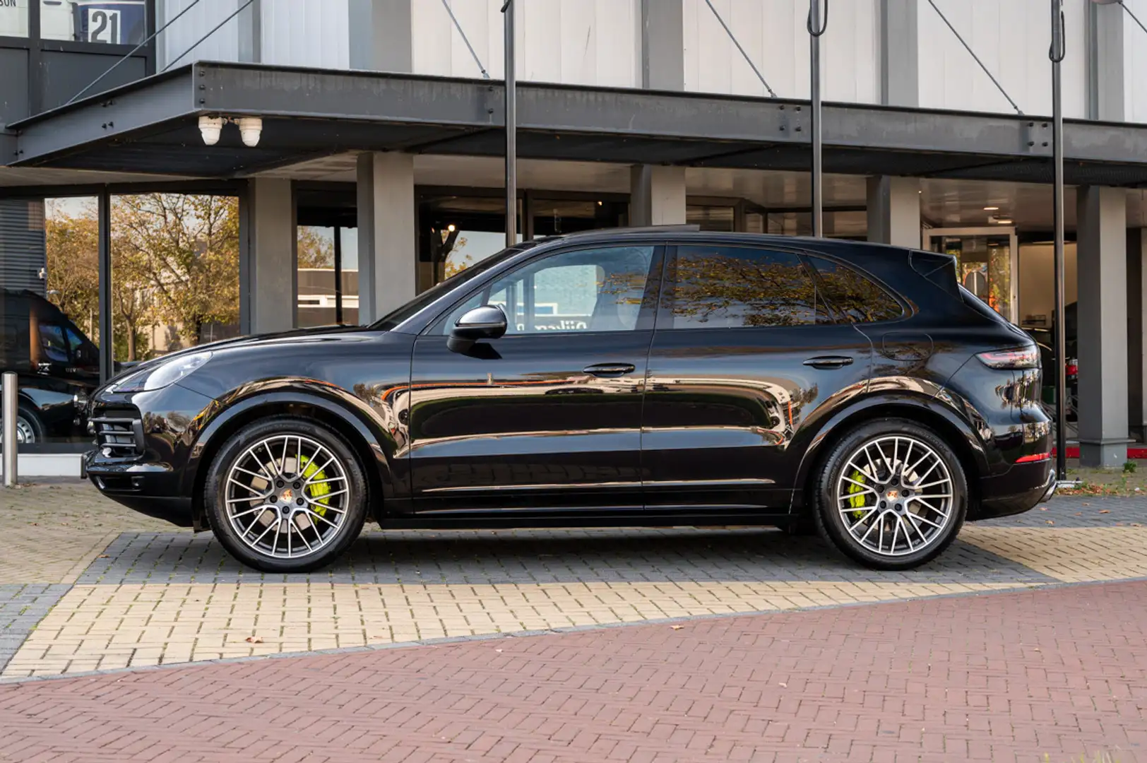 Porsche Cayenne 3.0 E-HYBRID Zwart - 2