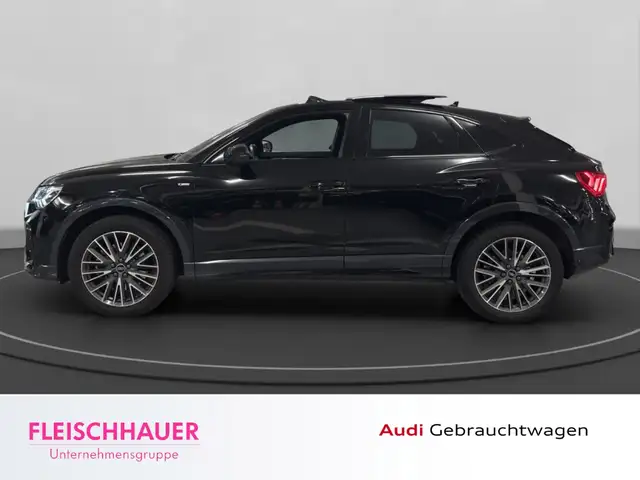 Audi Q3 view 3