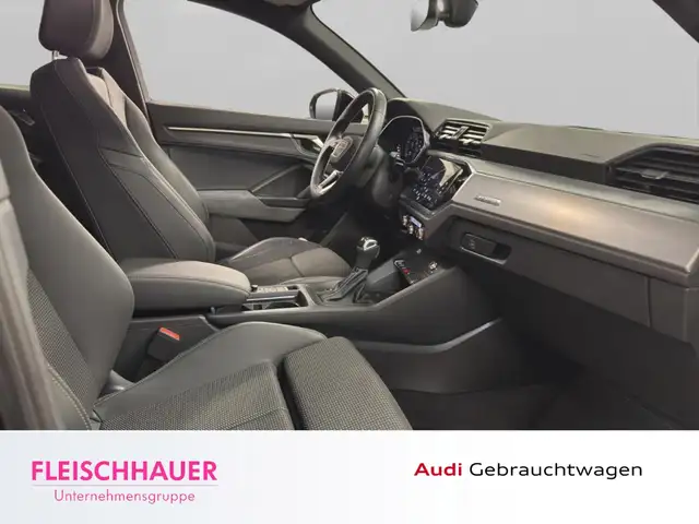 Audi Q3 view 19