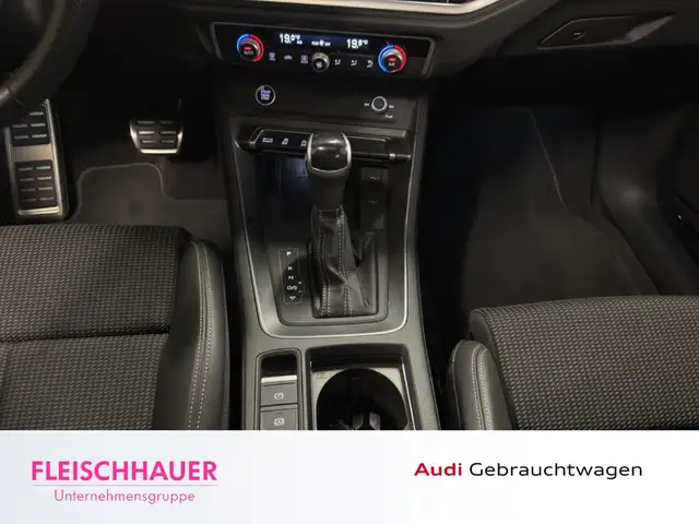 Audi Q3 view 16