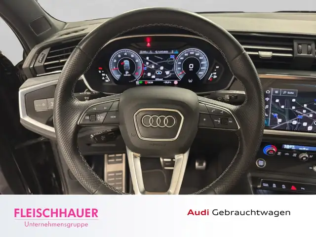 Audi Q3 view 11