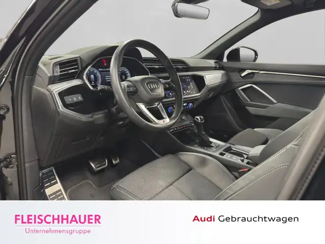 Audi Q3 view 10