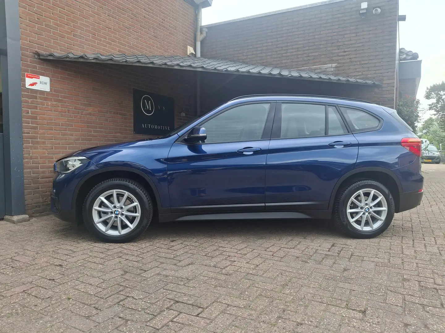 BMW X1 sDrive18i Automaat / Navigatie / Cruise Controle Blauw - 2