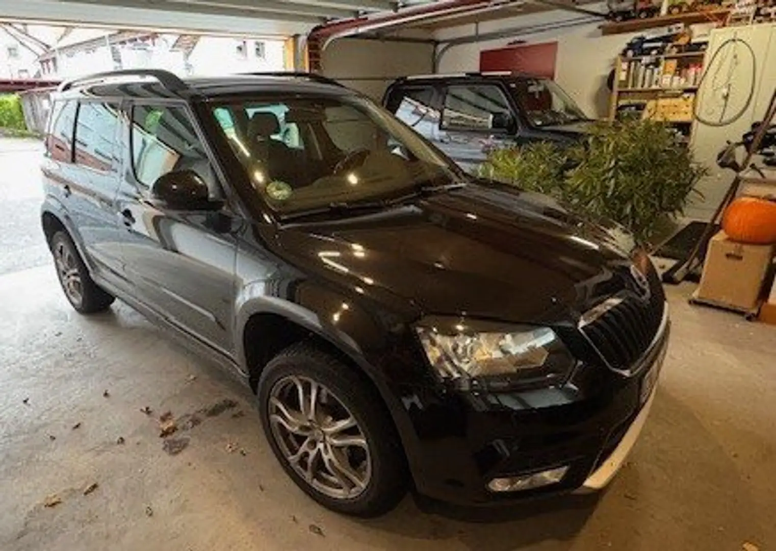 Skoda Yeti Yeti 2.0 TDI DSG 4x4 Elegance Vollausstattung Schwarz - 2