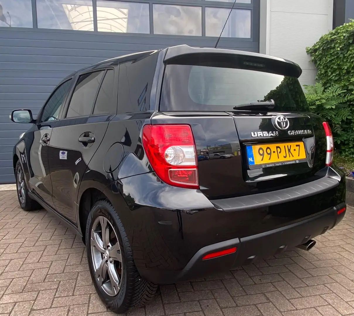 Toyota Urban Cruiser 1.3 VVT-i Dynamic/1e-eigenaar/Aux/Climate-c/Keyles Zwart - 2