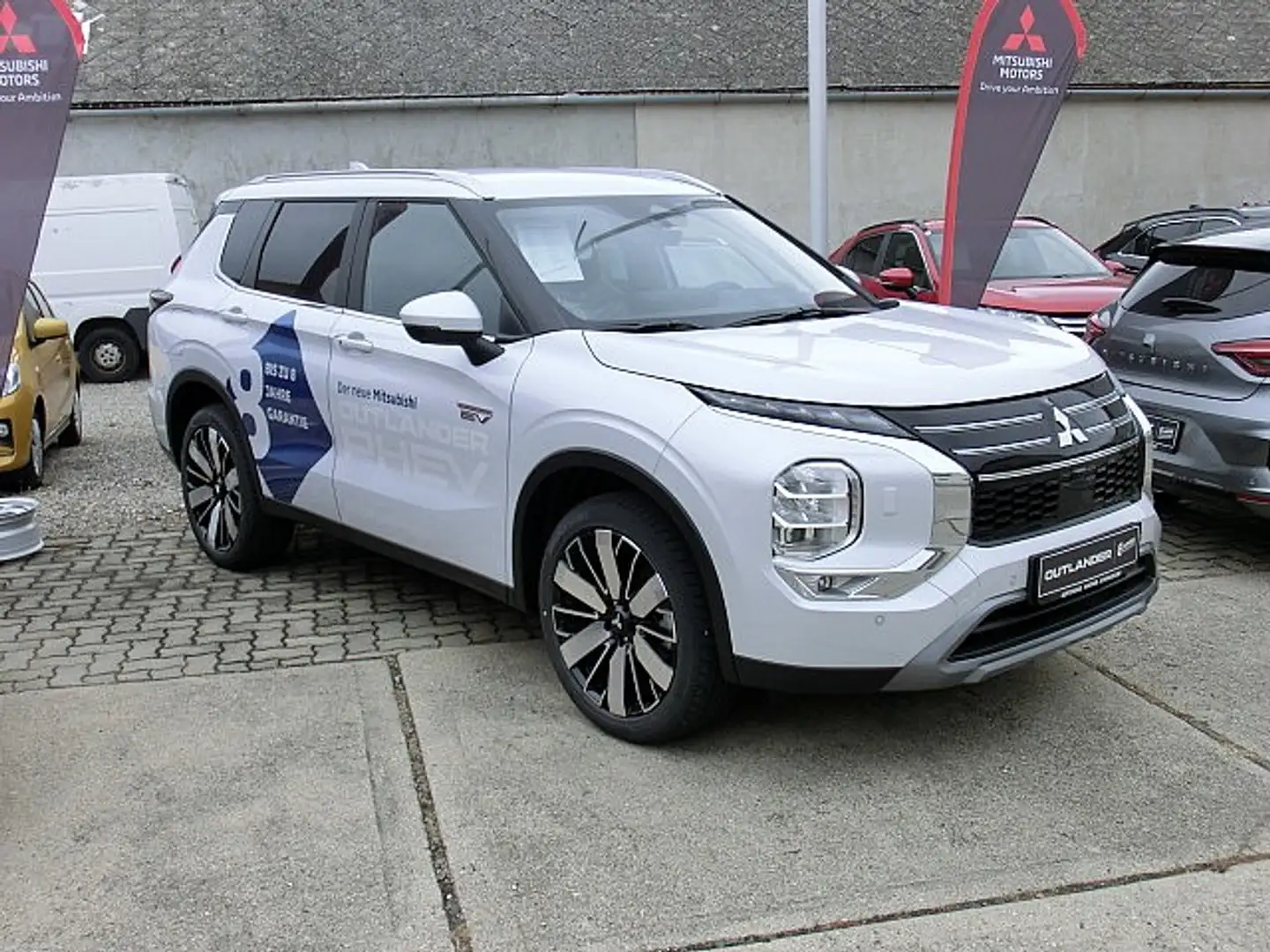 Mitsubishi Outlander 2,4 PHEV S-AWC Intense Weiß - 1