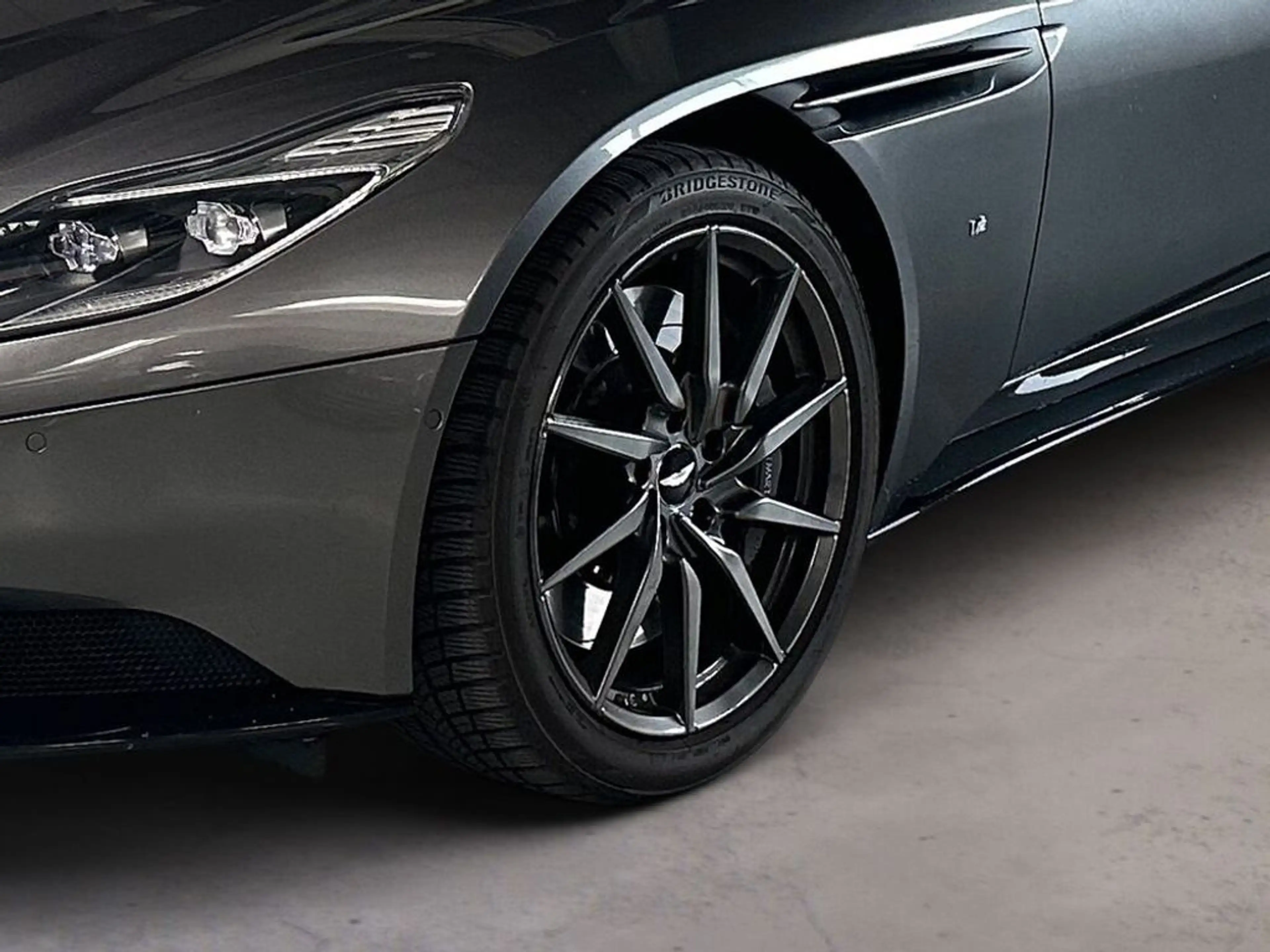 Aston Martin DB11 V12 Launch Edition / Magnetic Silver / 1/1000 — photo 6