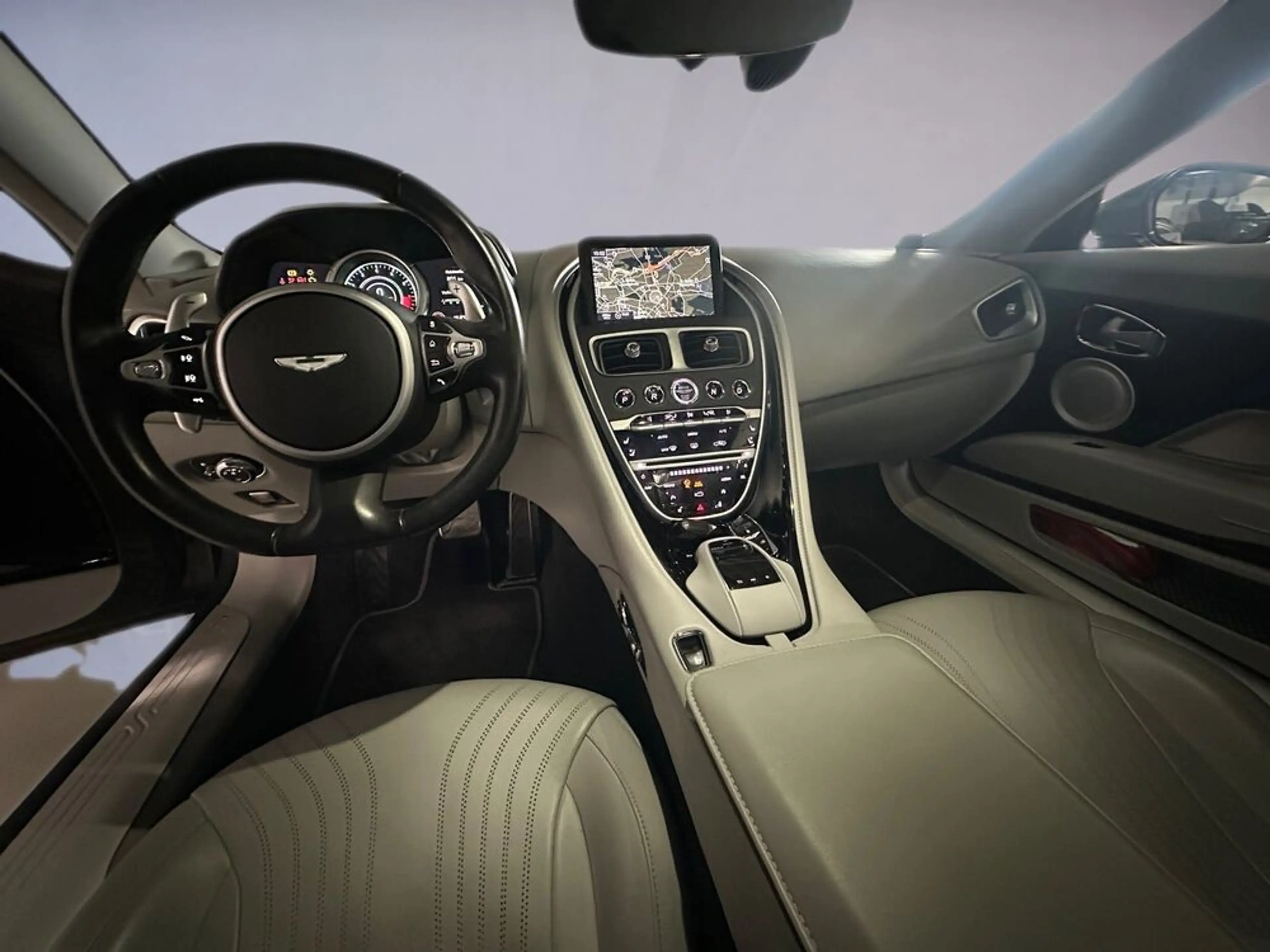 Aston Martin DB11 V12 Launch Edition / Magnetic Silver / 1/1000 — photo 10