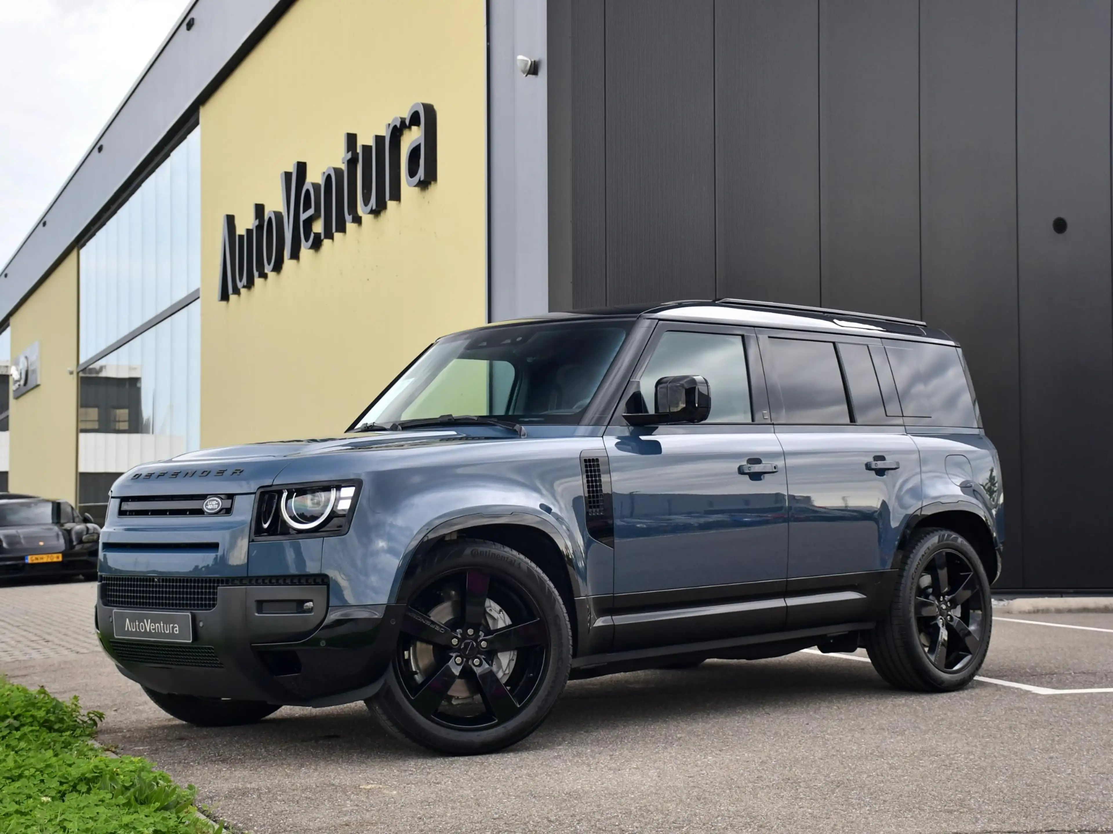 Land Rover Defender 110 2.0 P300e 110 X-Dynamic SE | MY2026 | Schuif-/ — photo 2