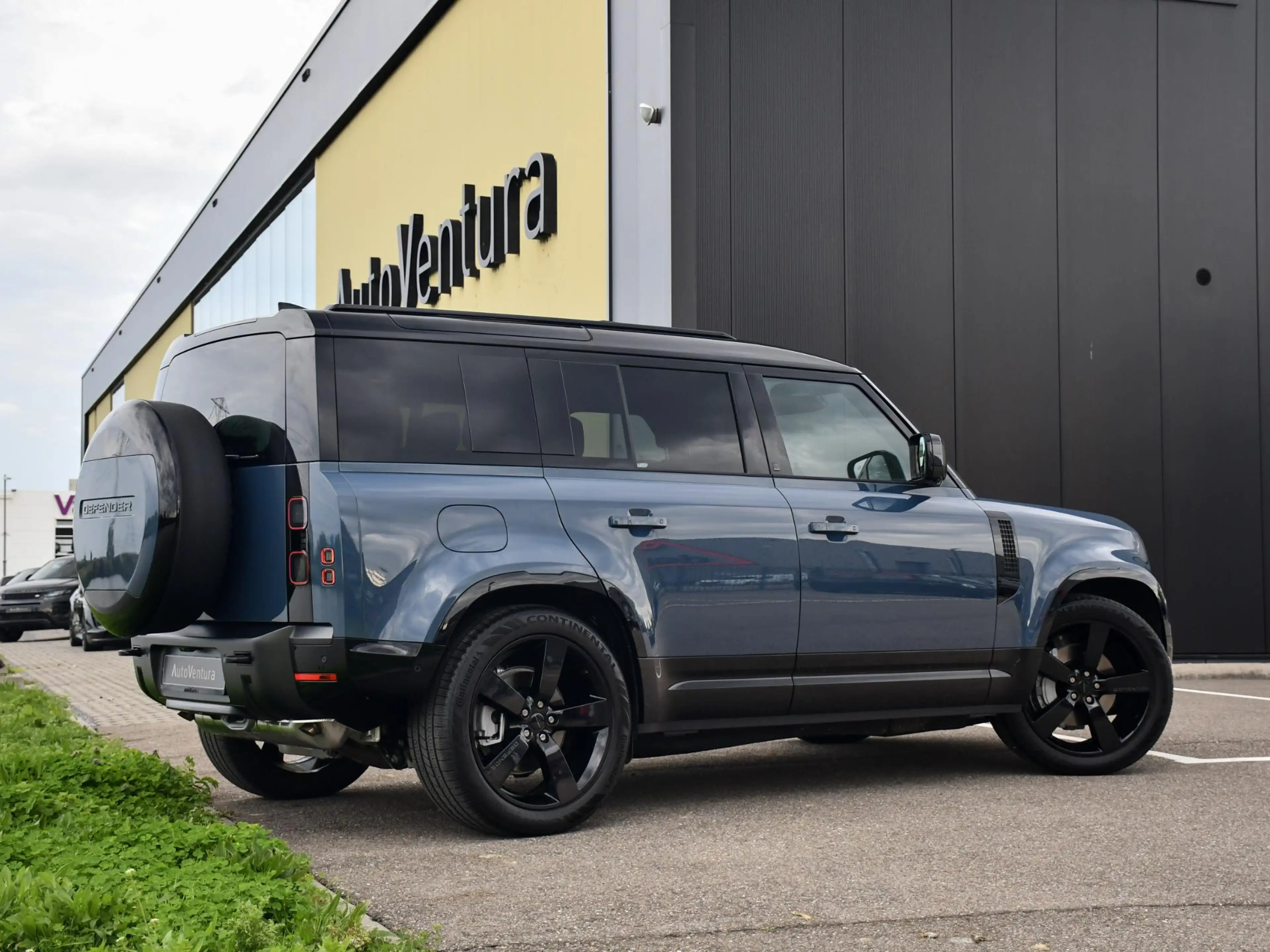 Land Rover Defender 110 2.0 P300e 110 X-Dynamic SE | MY2026 | Schuif-/ — photo 5