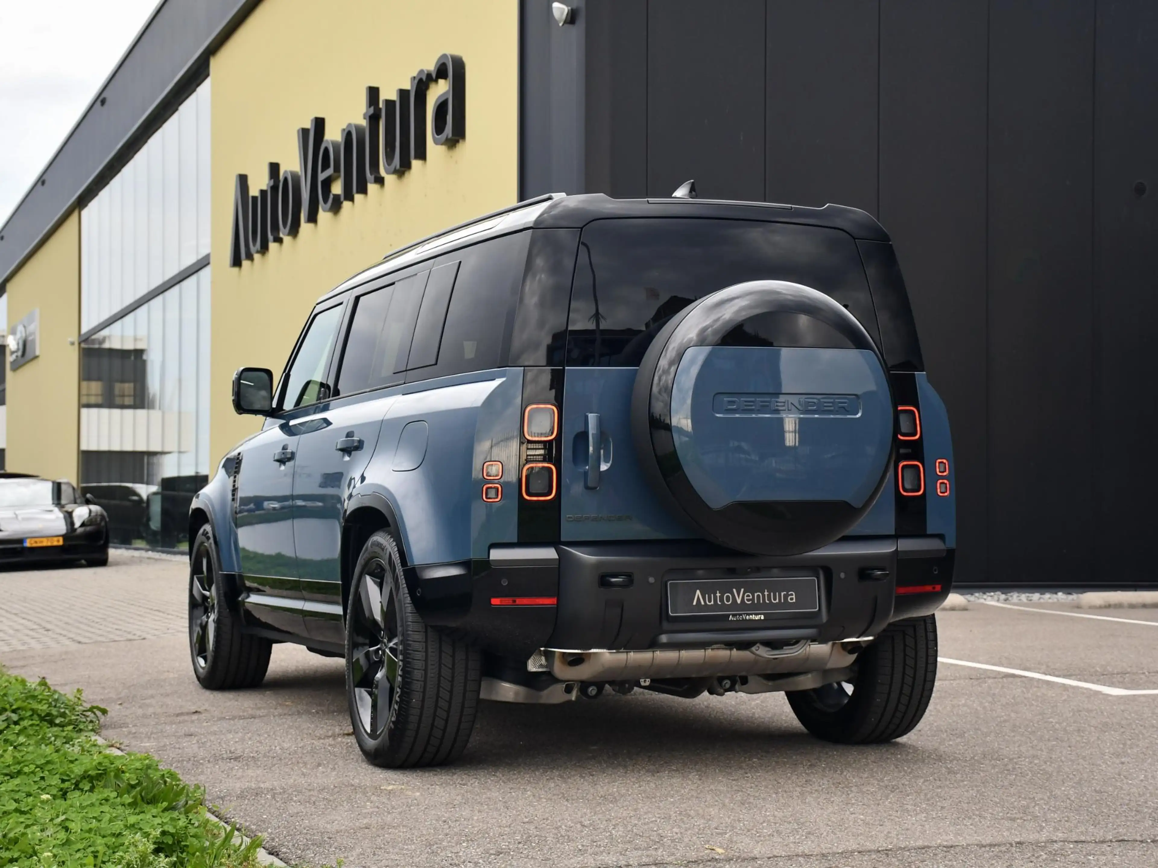 Land Rover Defender 110 2.0 P300e 110 X-Dynamic SE | MY2026 | Schuif-/ — photo 4