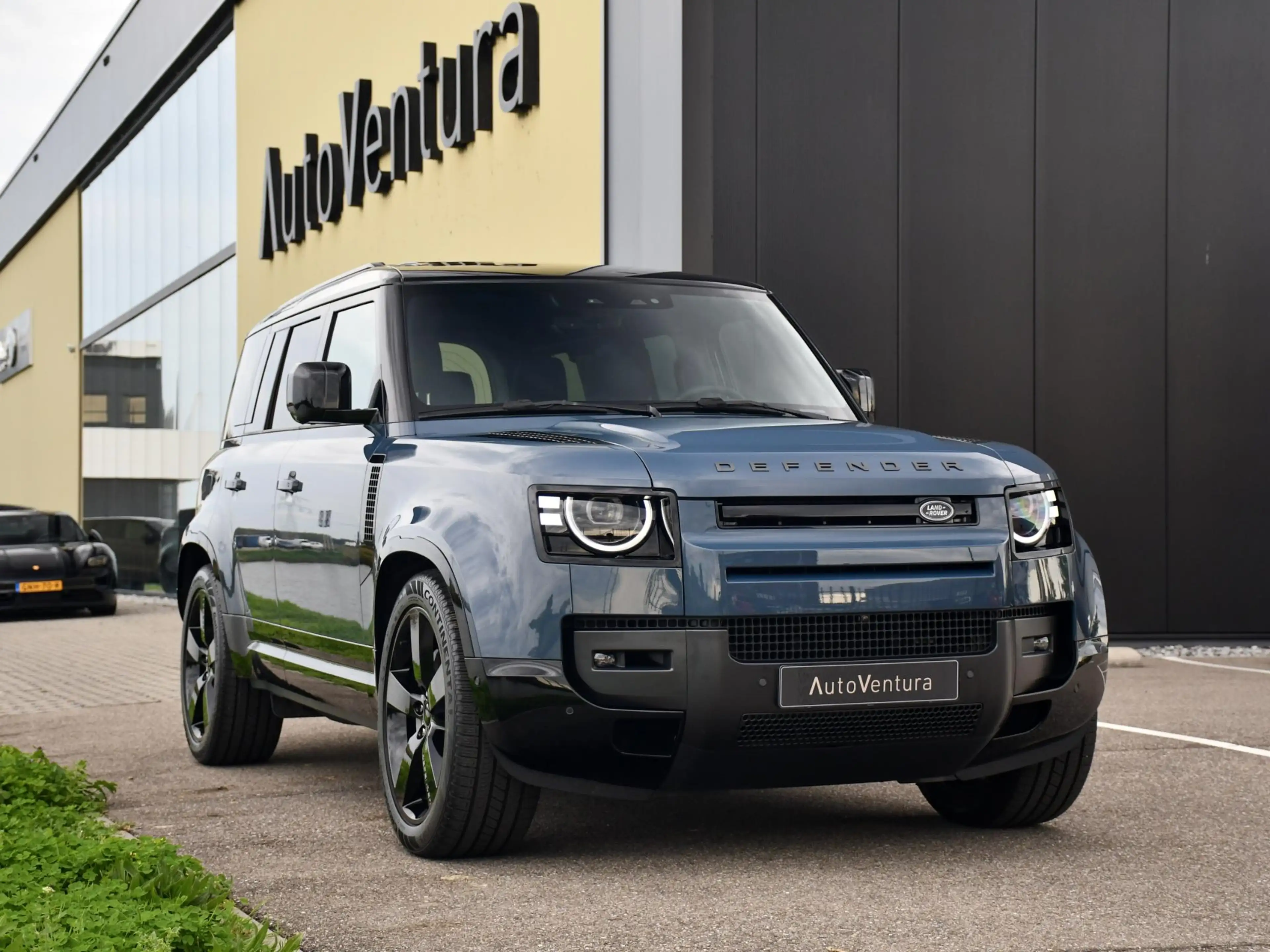 Land Rover Defender 110 2.0 P300e 110 X-Dynamic SE | MY2026 | Schuif-/ — photo 3