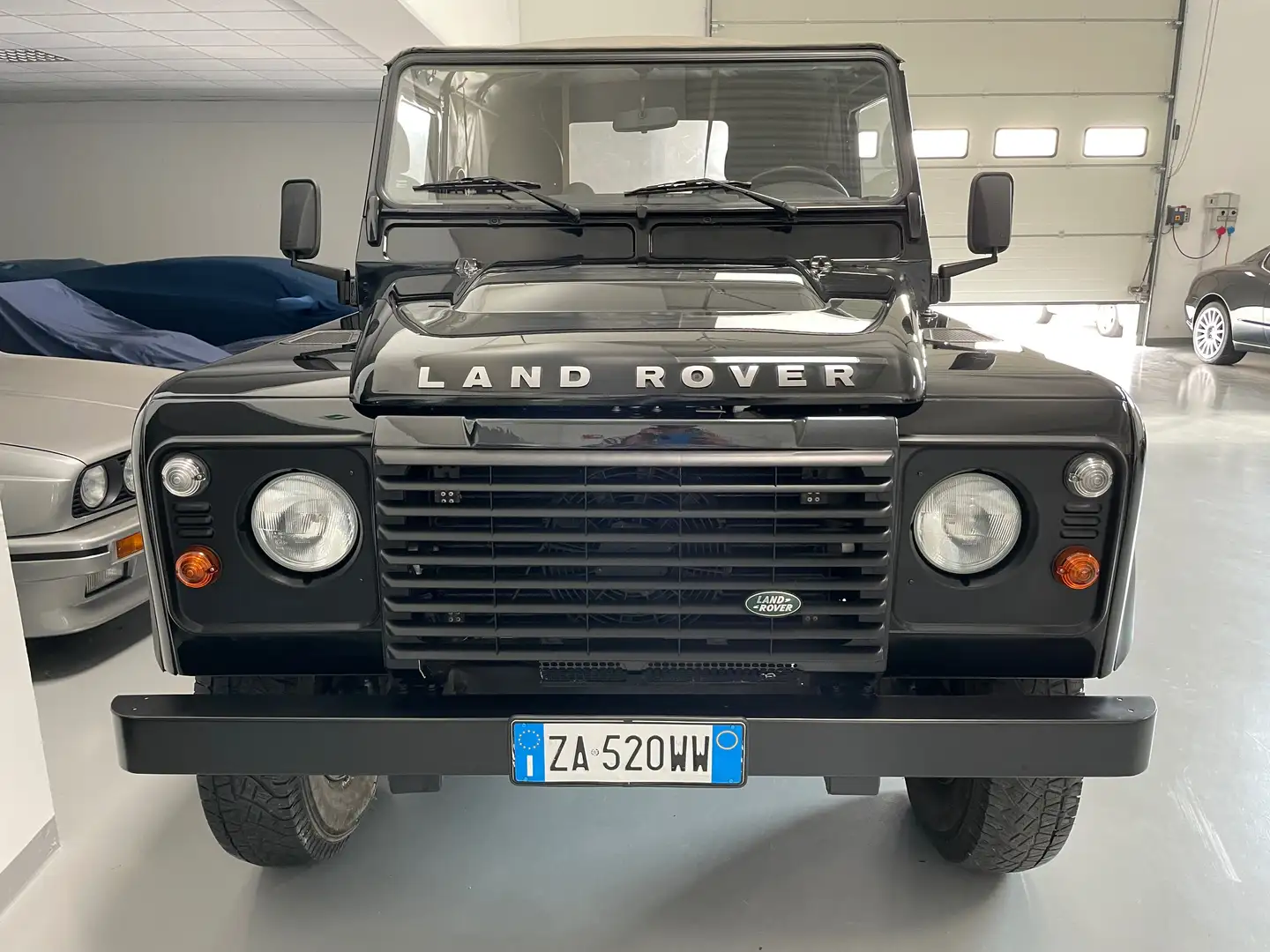 Land Rover Defender Defender 90 2.4 td E Pick Up Zwart - 2