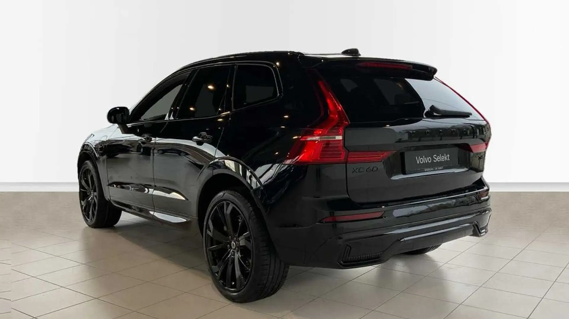 Volvo XC60 Black Edition Plus, T6 AWD Plug-in hybrid, Elektri Zwart - 2