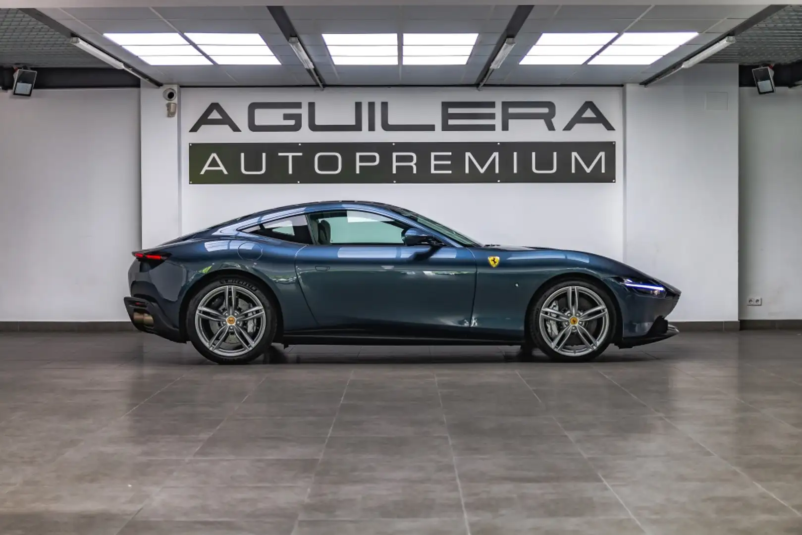 Ferrari Roma Azul - 2